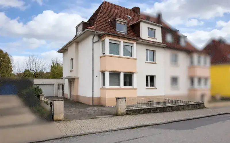Erfolgreich vermittelte Immobilie: Großzügige Doppelhaushälfte mit drei Wohneinheiten, Garten & Garage – Rodenhof