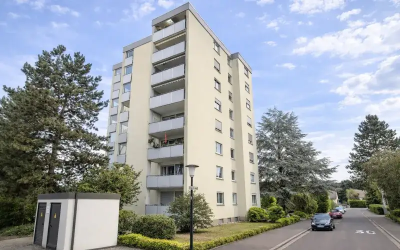 Vermietetes Apartment mit Loggia, Aufzug und Garage in guter Lage von Homburg – Titelbild