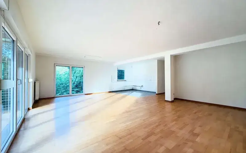Großzügige 3-Zimmer-Wohnung mit Balkon und Grünblick in Alt-Saarbrücken – Wohnbereich mit großer Fensterfront
