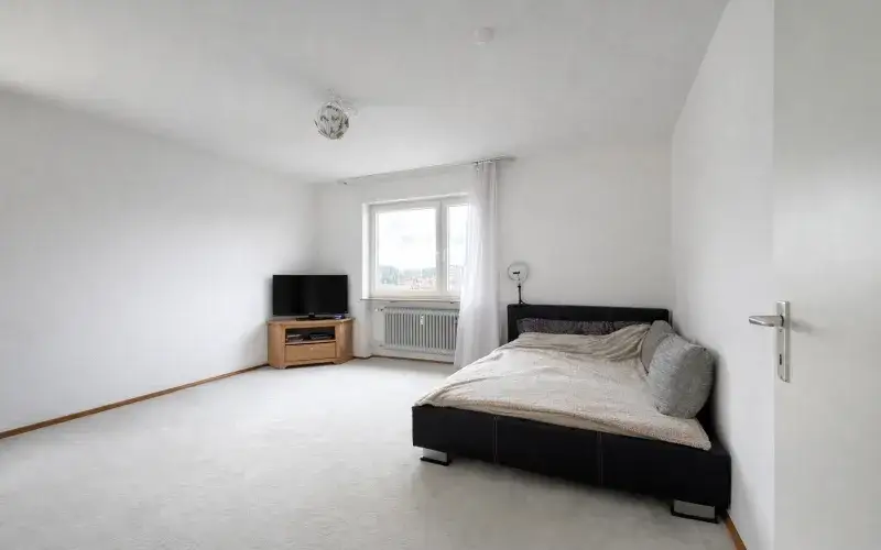 Vermietete 3-Zimmer-Wohnung mit Loggia, Aufzug und Einzelgarage in guter Lage von Homburg – Zimmer2