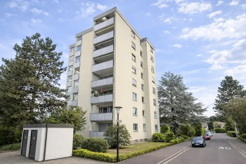 Vermietetes Apartment mit Loggia, Aufzug und Garage in guter Lage von Homburg – Titelbild