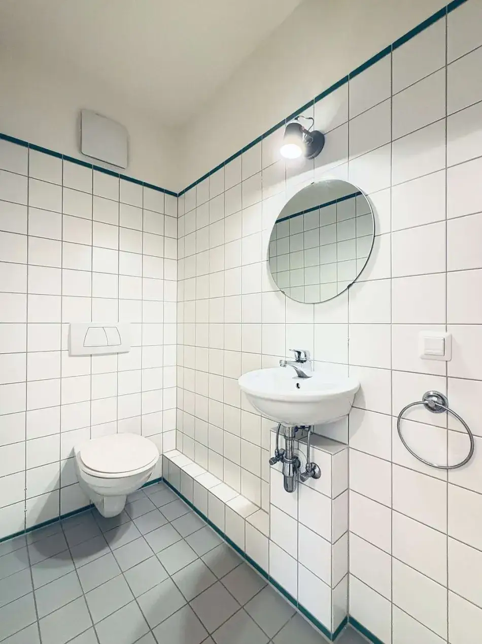Großzügige 3-Zimmer-Wohnung mit Balkon und Grünblick in Alt-Saarbrücken – Separates Gäste-WC mit Waschbecken