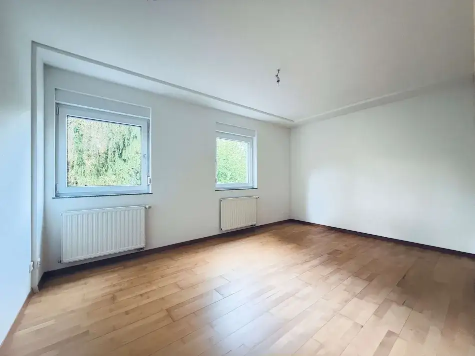 Großzügige 3-Zimmer-Wohnung mit Balkon und Grünblick in Alt-Saarbrücken – Zimmer 2 mit Fenster und Parkettboden