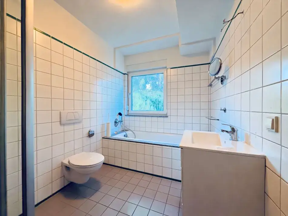 Großzügige 3-Zimmer-Wohnung mit Balkon und Grünblick in Alt-Saarbrücken – Tageslichtbad mit Badewanne und Dusche