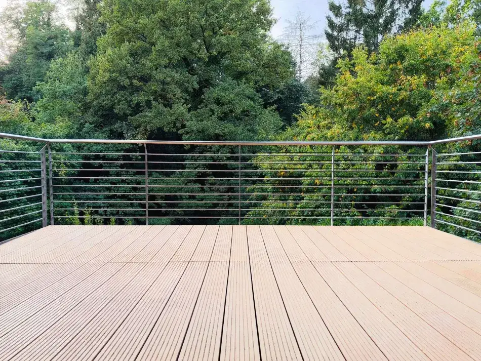 Großzügige 3-Zimmer-Wohnung mit Balkon und Grünblick in Alt-Saarbrücken – Balkon mit Holzdielen und Blick ins Grüne
