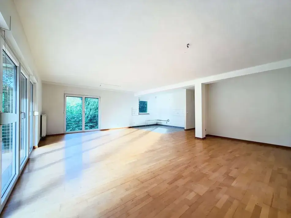 Großzügige 3-Zimmer-Wohnung mit Balkon und Grünblick in Alt-Saarbrücken – Wohnbereich mit großer Fensterfront