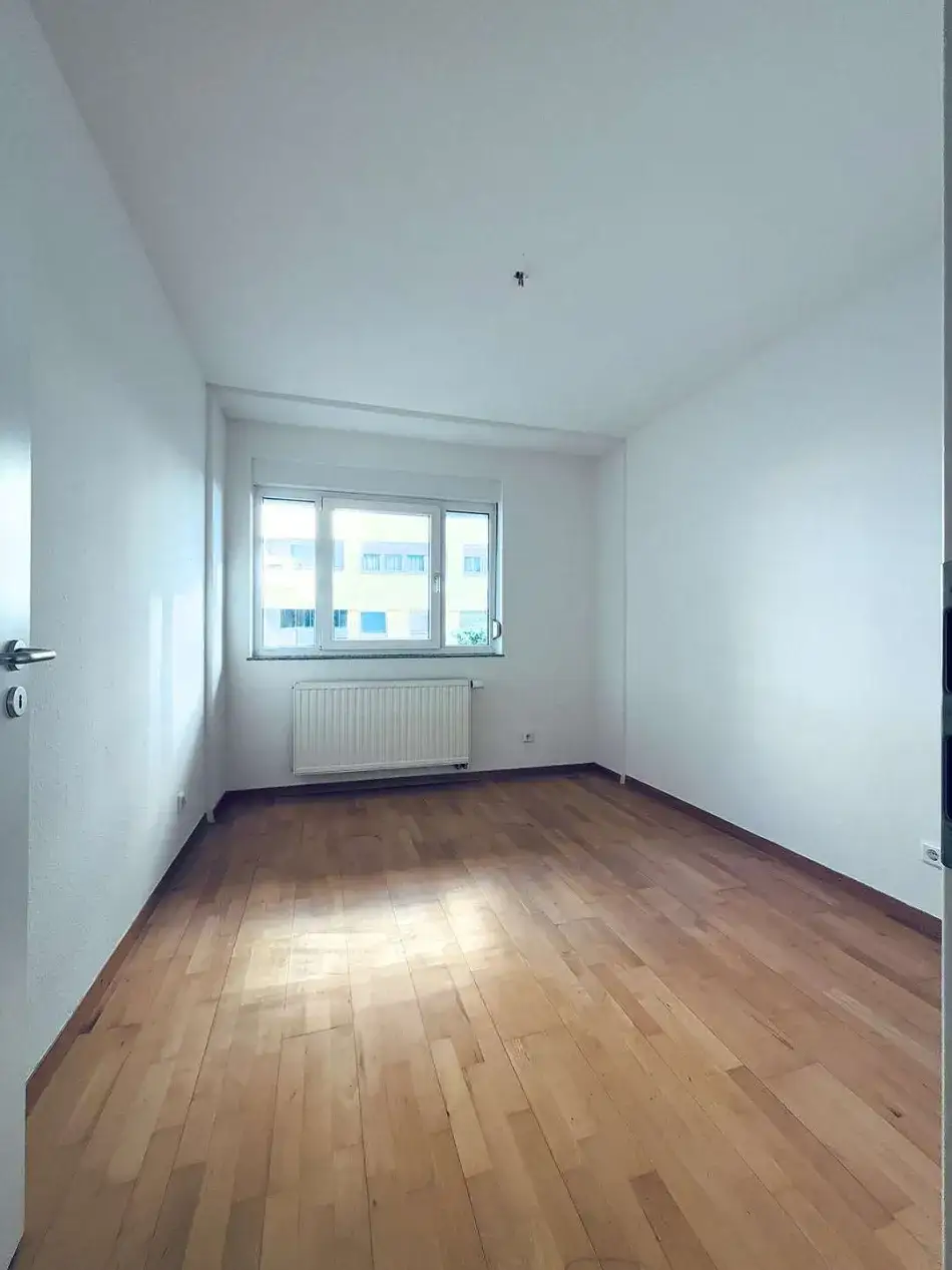 Großzügige 3-Zimmer-Wohnung mit Balkon und Grünblick in Alt-Saarbrücken – Zimmer 1 mit Fenster und Parkettboden