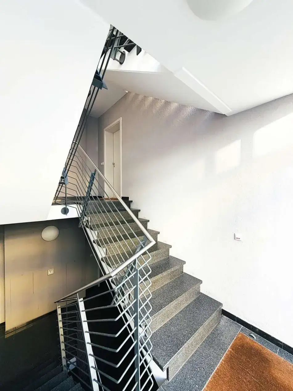 Großzügige 3-Zimmer-Wohnung mit Balkon und Grünblick in Alt-Saarbrücken – Treppenhaus des Gebäudes