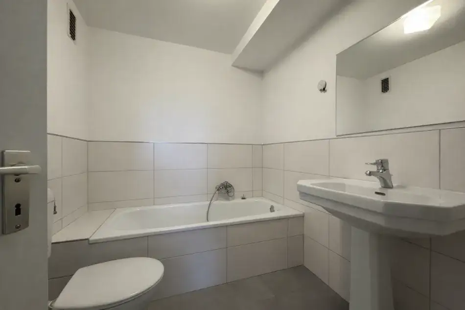Vermietete 3-Zimmer-Wohnung mit Loggia, Aufzug und Einzelgarage in guter Lage von Homburg – Bad2