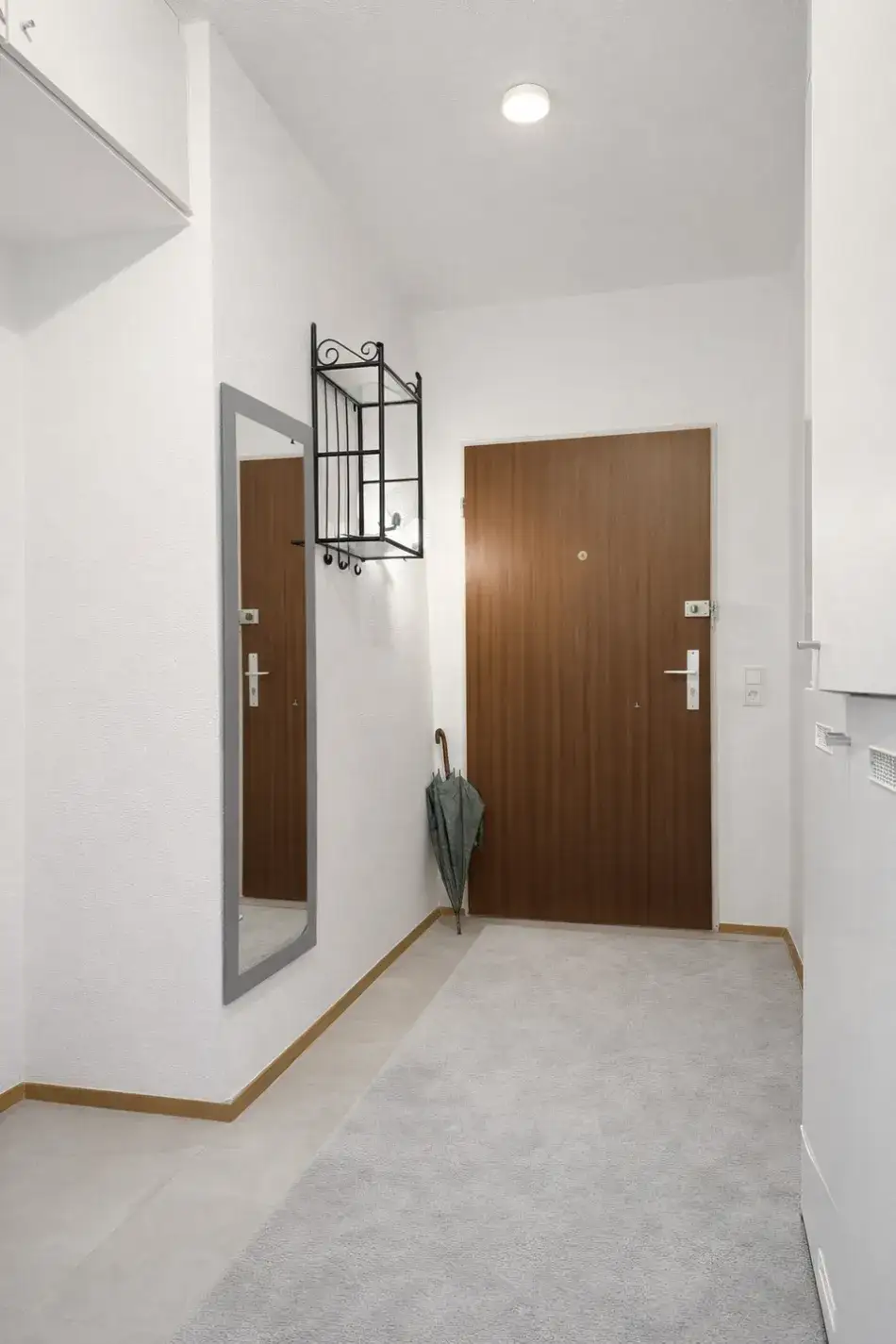 Vermietete 3-Zimmer-Wohnung mit Loggia, Aufzug und Einzelgarage in guter Lage von Homburg – Flur2