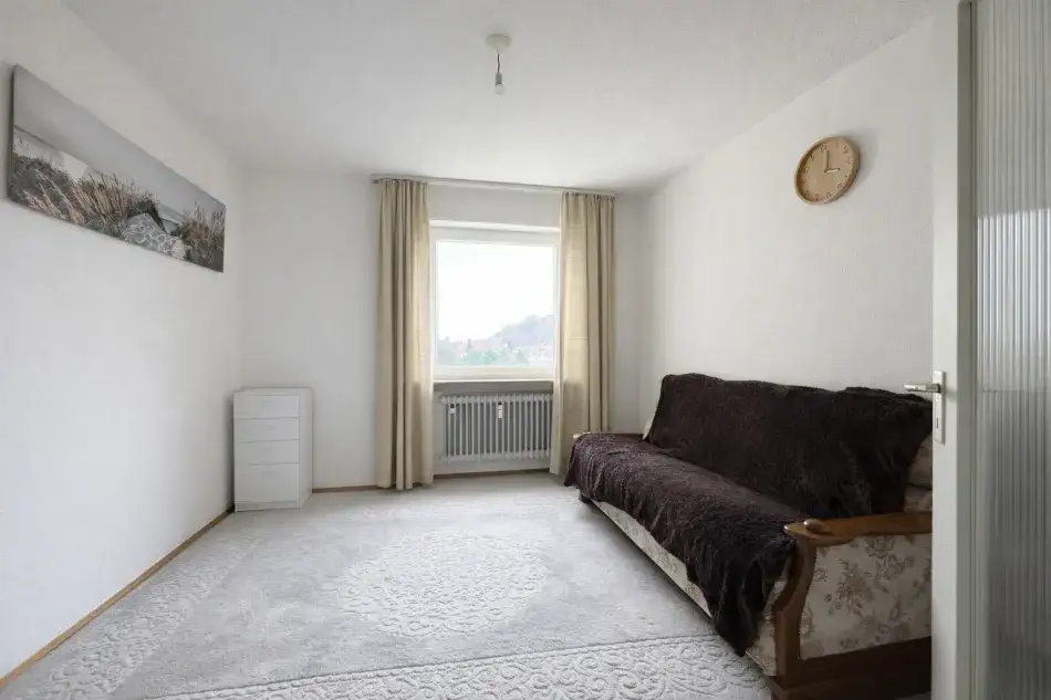 Vermietete 3-Zimmer-Wohnung mit Loggia, Aufzug und Einzelgarage in guter Lage von Homburg – Zimmer1