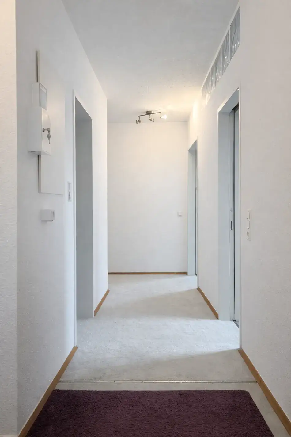 Vermietete 3-Zimmer-Wohnung mit Loggia, Aufzug und Einzelgarage in guter Lage von Homburg – Flur3